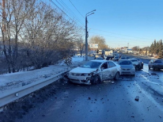 В Челябинске в массовом ДТП пострадали два человека