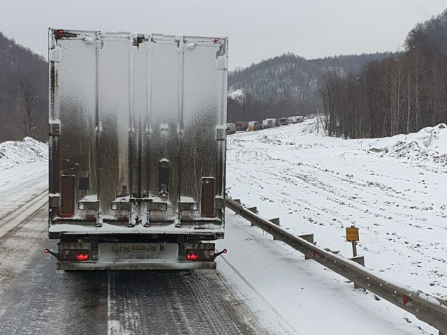 На трассе М5 в Челябинской области из-за снегопада образовались многокилометровые пробки